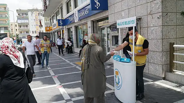 Maske dağıtımı