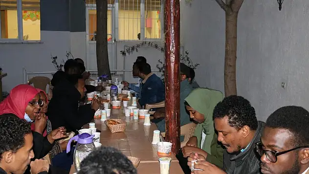 Medeniyetin Burçları Derneği'nde uluslararası iftar programları düzenleniyor