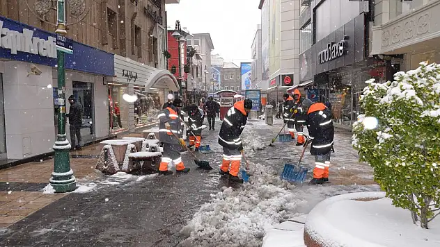 MELİKGAZİ'DE KAR TEMİZLEME ÇALIŞMALARI DEVAM EDİYOR