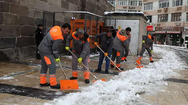 Melikgazi'de Karla mücadele çalışmaları sürüyor
