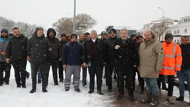 Melikgazi'de karla mücadele devam ediyor