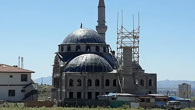 MELİKGAZİ'DEN HIRKAİ ŞERİF CAMİ YAPIMINA DESTEK