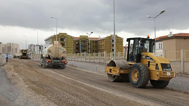 MELİKGAZİ'DEN YEŞİLYURT MAHALLESİ'NE HİZMET ATAĞI