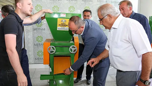 MERAMLI ÇİFTÇİLERE ÜZÜM SIKMA MAKİNASI