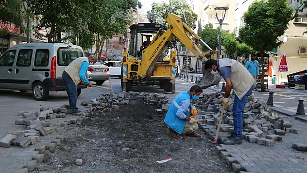 MERKEZ VE KIRSALDA PARKE DÖŞEMESİ SÜRÜYOR