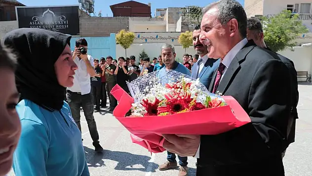 MEZUN OLDUĞU OKULDA ÖĞRENCİLERİN SEVİNCİNE ORTAK OLDU