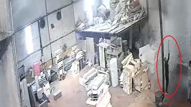 Mobilya fabrikasındaki yangını çalışanlar söndürdü