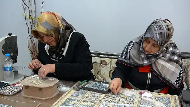 MOZAİK'LERE KADIN ELİ