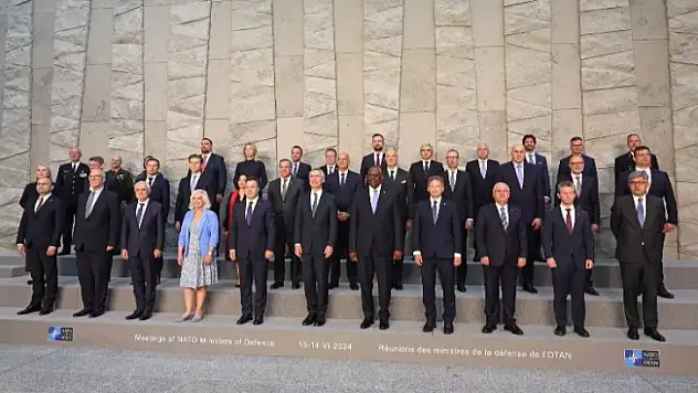 NATO'da geleneksel aile fotoğrafı