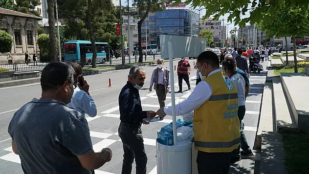NORMALLEŞME SÜRECİNDE MASKE DAĞITIMI SÜRÜYOR