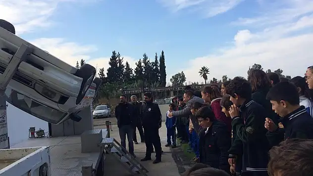 ÖĞRENCİLERE EMNİYET KEMERİNİN ÖNEMİNİ ANLATILDI