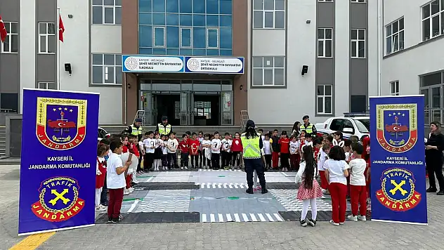 Öğrencilere trafik kuralları eğitimi