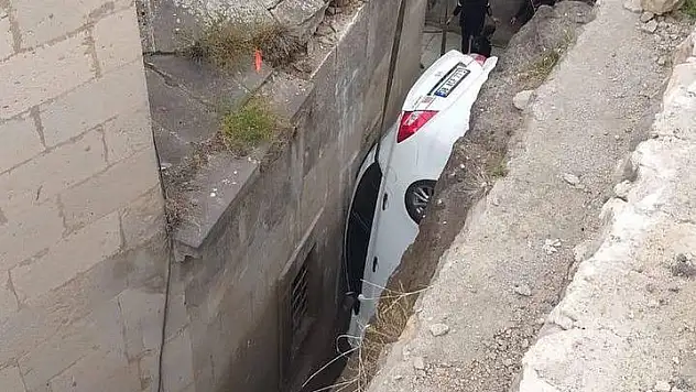 Öğretmenin arabası caminin bahçesine düştü