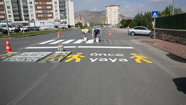'Okul yollarına YAYA öncelikli yazı ve logo uyarıları taktir topluyor'