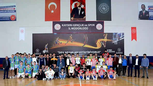 Okullu genç erkekler hentbol müsabakaları sona erdi