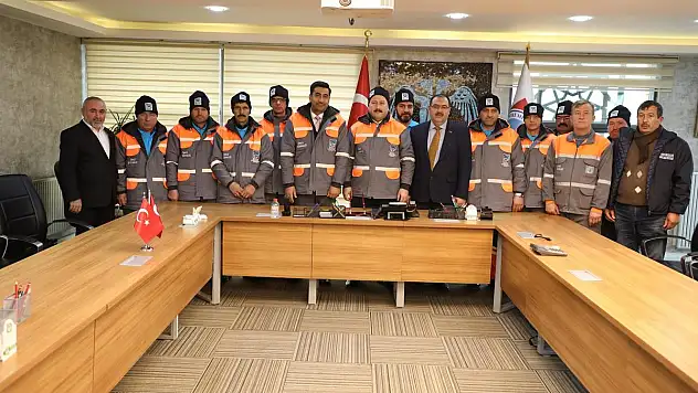 ÖNCE KENDİSİ GİYDİ, KONTROL ETTİ SONRA TESLİM ETTİ