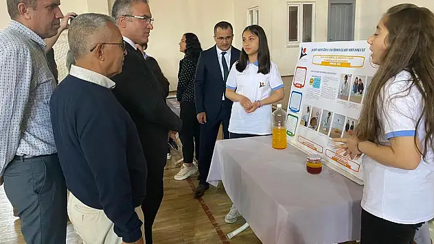 Ortaokul öğrencilerinden 'Bilim Fuarı Sergisi'