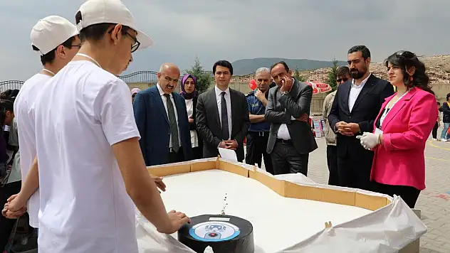 Ortaokulu öğrencileri temizlik robotu yaptı