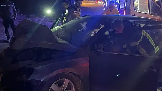 Otomobil istinat duvarına çarptı: 1 ölü 3 yaralı