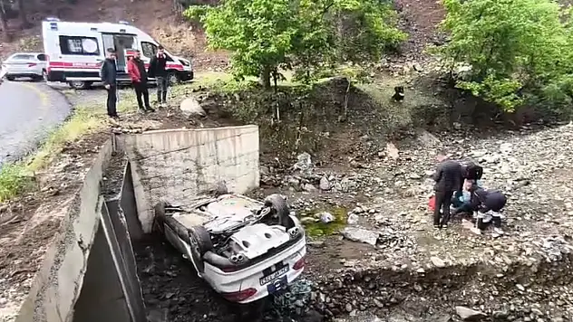 Otomobilin Köprüden Devrildiği Kazada 2 Kardeş Yaralandı