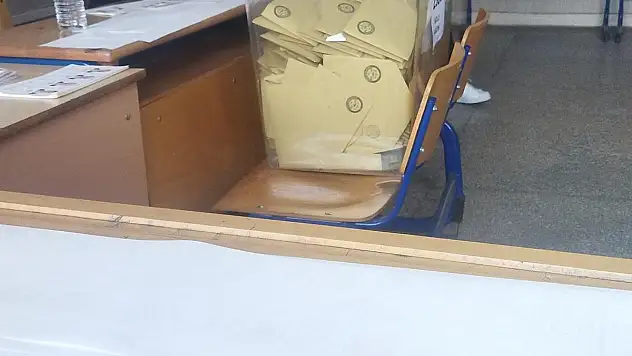 Oylar sayılmaya devam ediyor