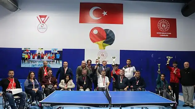 Özel sporculara turnuva sonunda madalya verildi