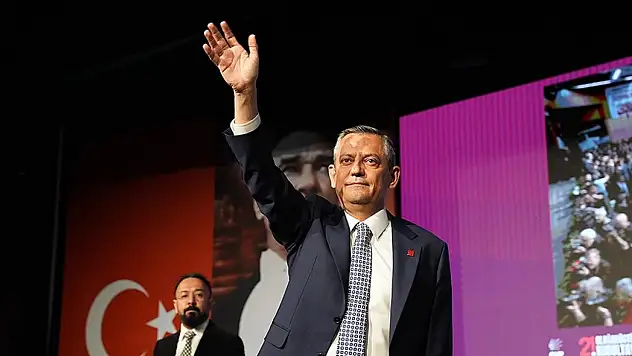 Özgür Özel, CHP'de yeniden genel başkan seçildi