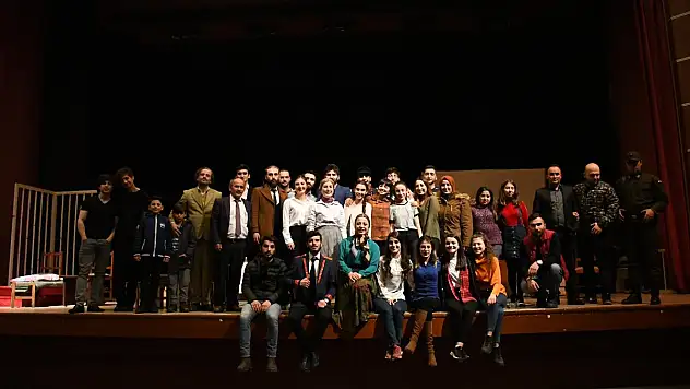 ÖZTÜRK SERENGİL TİYATRO SAHNESİ REİS BEY OYUNUNU SAHNELEDİ