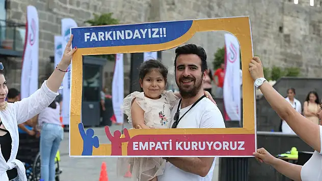 PARKURA GİREN GENÇLER ZORLANDI, EMPATİ KURDU