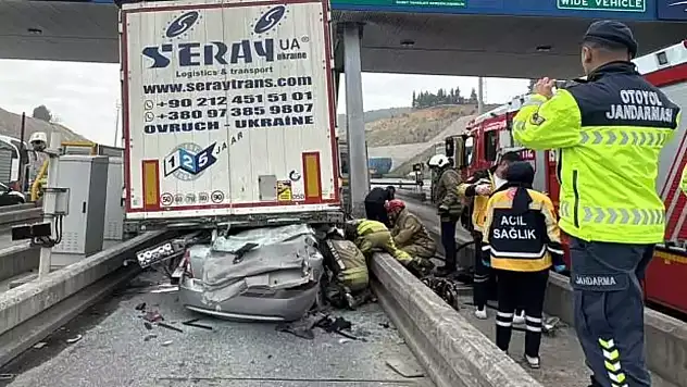 Pendik'te otoyolda otomobil tırın arkasına çarptı, 4 ölü