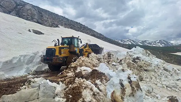 Pınarbaşı'nda Yayla Yollarında Kar Mesaisi