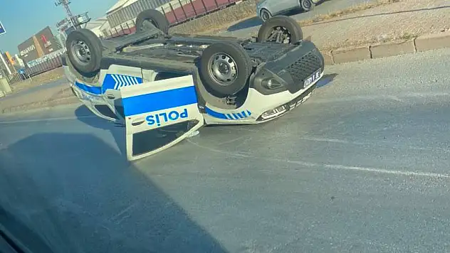 Polis arabası takla attı