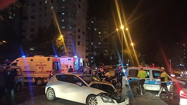 Polis aracı ile sivil araç çarpıştı