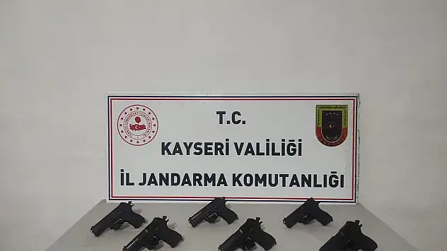 Ruhsatsız tabancaları piyasaya sürmeden yakalandı