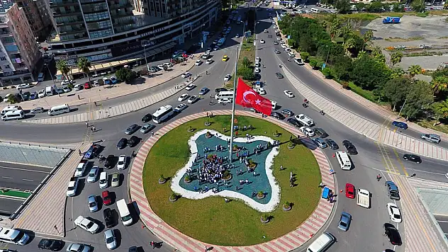 ŞANLI TÜRK BAYRAĞI İSKENDERUN'DA DALGALANDI