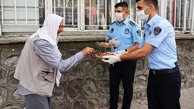 Şanlıurfa BÜYÜKŞEHİR, 65 YAŞ ÜZERİ VATANDAŞLARI YALNIZ  BIRAKMADI