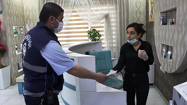Şanlıurfa da Berber ve kuaförlere maske dağıtımı