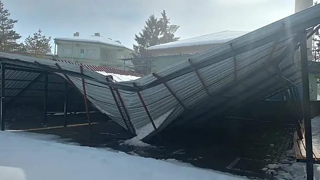 Sarıoğlan'da kar yağışı sundurmanın çökmesine neden oldu