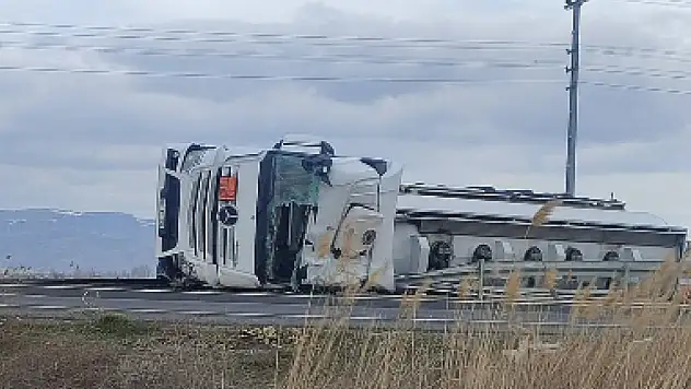 Sarıoğlan'da tanker devrildi