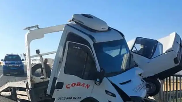 Sarıoğlan'da üst geçitte çekici kaza yaptı