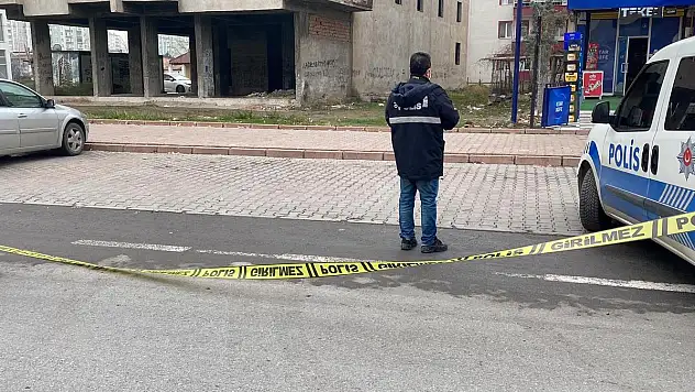 Şehir merkezinde 2 kişi silahla vuruldu