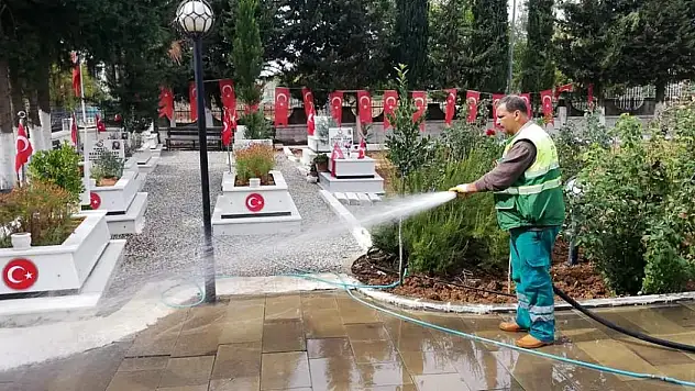 Şehir Mezarlığında Temizlik Çalışması