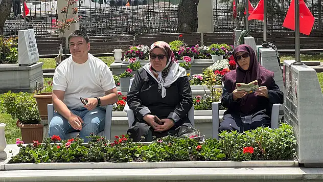 Şehit Anneleri, Anneler Günü'nde Evlatlarının Kabri Başında Dua Etti