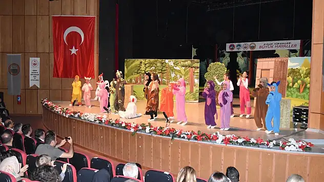 Şehit ve Gazi çocukları tiyatroda sahne aldı