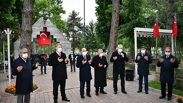 'ŞEHİTLERİMİZ BİZDEN ŞEFAATÇİ OLSUNLAR'