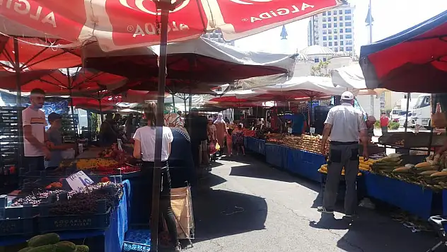 Semt pazarında sebze ve meyve fiyatları
