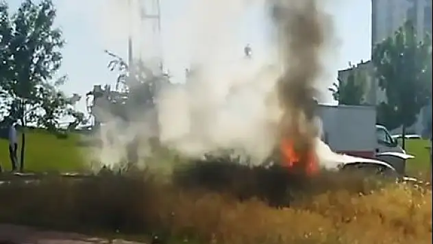 Seyir halindeki araç bir anda yanmaya başladı