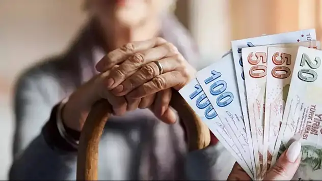 SGK emekli maaşı farklarının yatırılacağı tarihi açıkladı