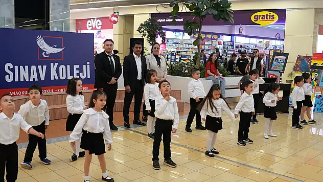 Sınav Koleji Öğrencilerinden AVM'de Bilim ve Sanat Şöleni