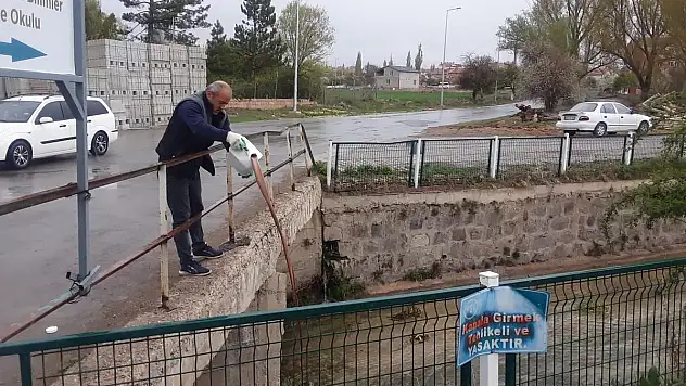 SİNEKLENMEYİ ÖNLEMEK İÇİN BELİRLENEN BÖLGELERDE İLAÇLAMA YAPILDI